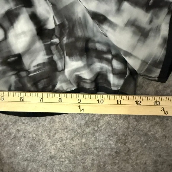 Under Armour Womens HeatGear Running Shorts Medium Black Grey Abstract - Picture 7 of 8